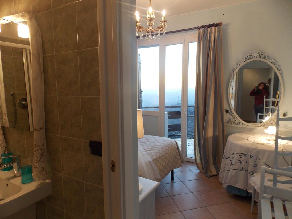B&B Le Camelie Del Bosco Baiardo Quarto foto